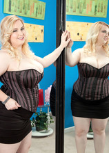 Nikky's Lingerie Show - Nikky Wilder (70 Photos) - XL Girls